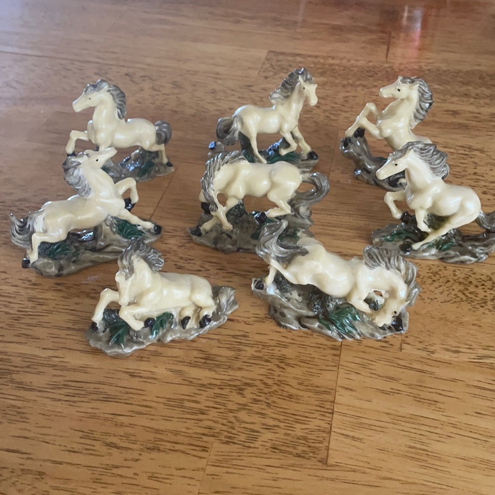 Symbol of happiness 8 horses figurines